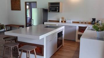 Frigorífico, microondas, horno y placa de cocina