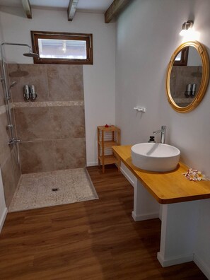 Dusche, Haartrockner, Handtücher, Seife