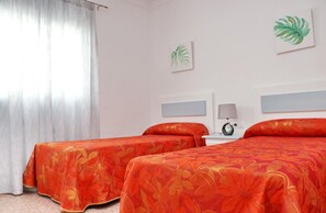 3 bedrooms, iron/ironing board, bed sheets - Apartment Violeta in the center (Conil de la Frontera)