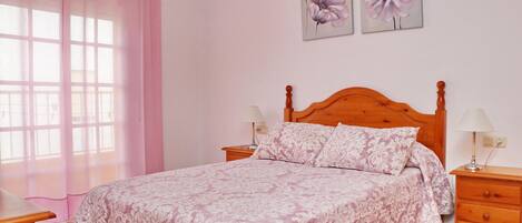 3 slaapkamers, een strijkplank/strijkijzer, beddengoed