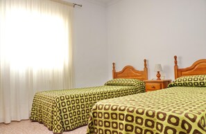 3 habitaciones, tabla de planchar con plancha y ropa de cama 