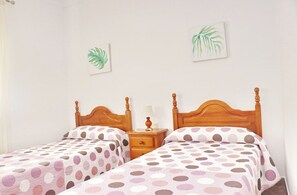 3 bedrooms, iron/ironing board, bed sheets