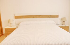 3 quartos, ferros/tábuas de passar roupa, roupa de cama