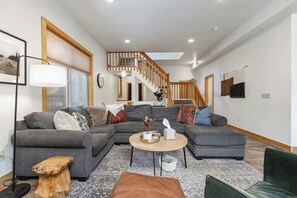 Téléviseur, foyer, livres, bureau