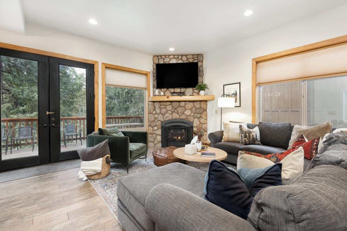 Télévision, cheminée, livres, espaces bureaux