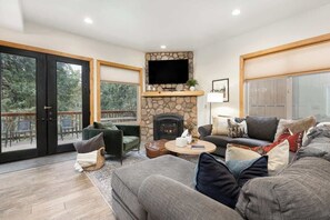 Téléviseur, foyer, livres, bureau