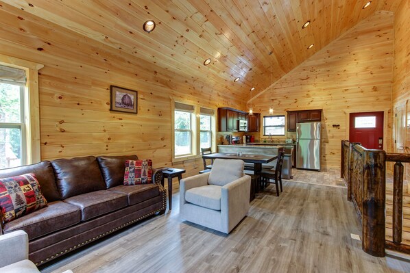 Smart TV, fireplace - Tranquil & Easy roads! Hot-tub, Arcade, EV Charger (Sevierville)