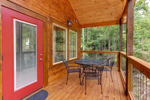 Outdoor dining - Tranquil & Easy roads! Hot-tub, Arcade, EV Charger (Sevierville)