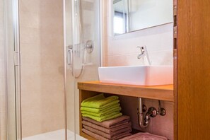 Dusche, Haartrockner, Handtücher