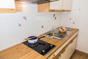 Fridge, stovetop, coffee/tea maker, electric kettle