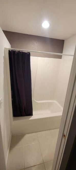Dusche, Whirlpool, Haartrockner, Handtücher