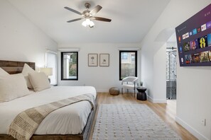3 habitaciones, escritorio y tabla de planchar con plancha 