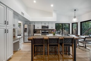 Refrigerador, microondas, horno y parrilla de estufa 