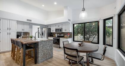 Beautiful 3BR Modern Home with Heated Pool - Spring Training and Golf Haven