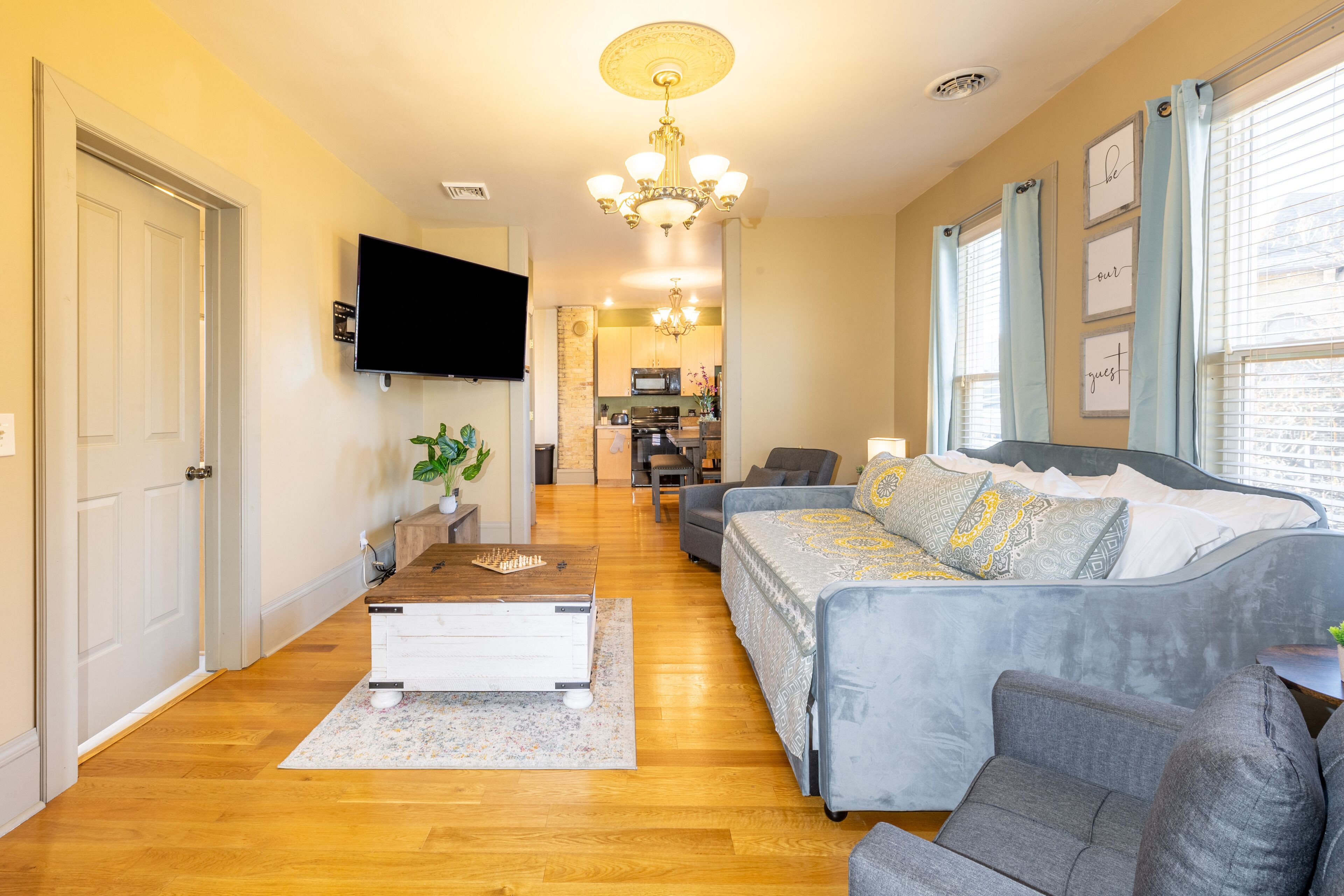 Spacious 2br/2ba sleeps 10* near Festivals, Breweries & Lakefront 