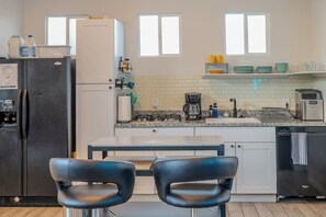 Fridge, oven, stovetop, dishwasher