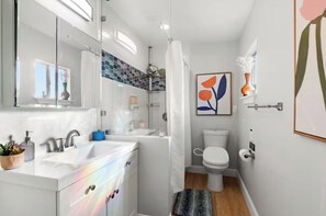 Shower, hair dryer, bidet, towels - World Cup  2 Homes + Pool  Heights Sleeps 18 (Houston)