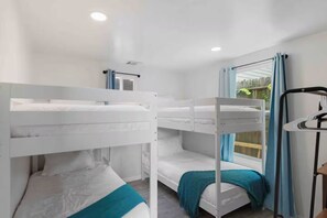 6 bedrooms, desk, iron/ironing board, free WiFi