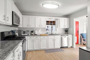 Fridge, oven, stovetop, dishwasher
