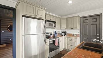 Geladeira, micro-ondas, fogão, cooktop