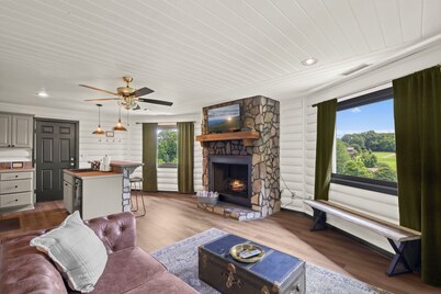 Hot tub; Fireplace; Dog Friendly! Minutes to Downtown Boone, Skiing and Tubing!