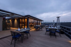 Café da manhã com buffet todos os dias (INR 650 por pessoa) 