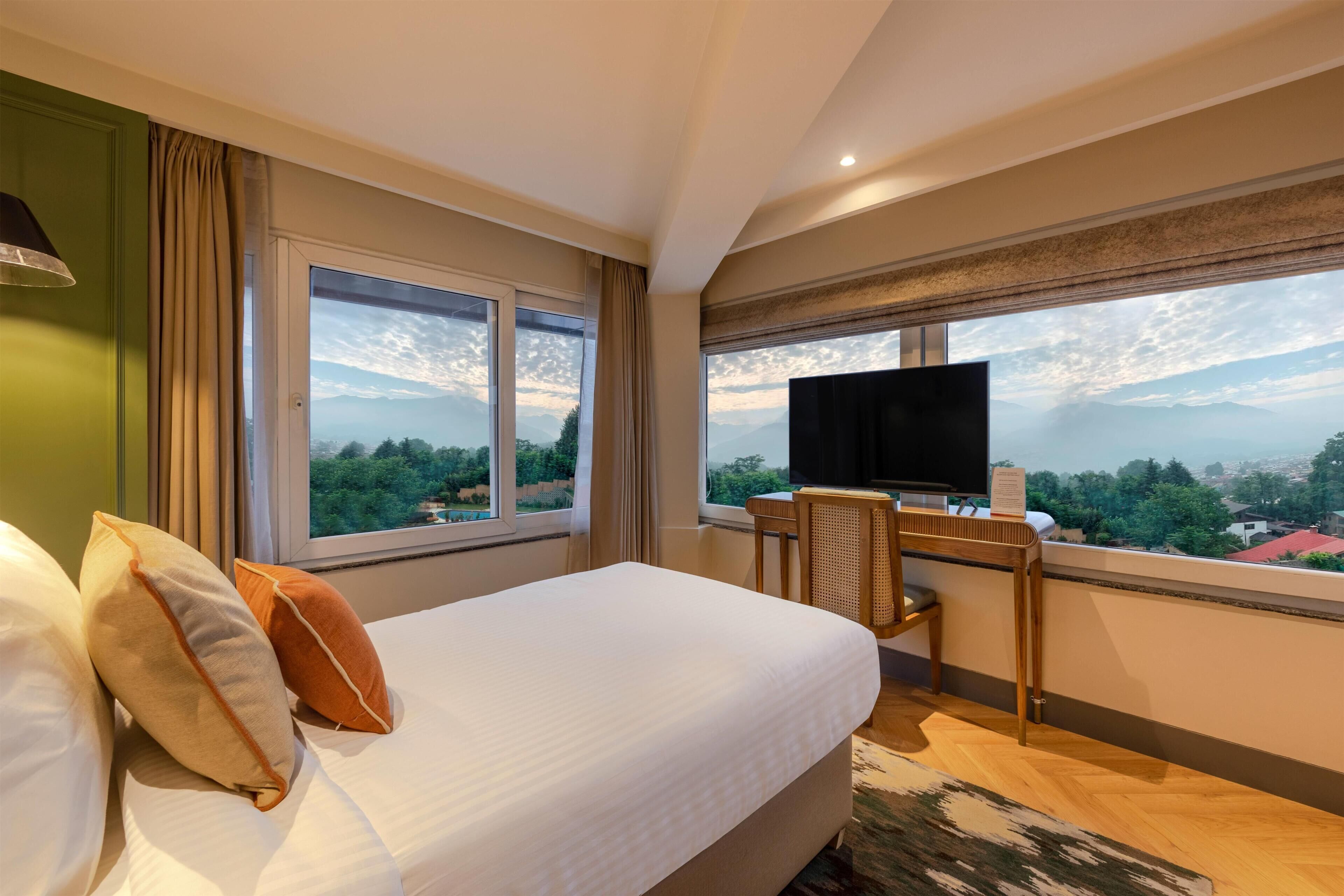 Studio, 1 Twin Bed | Minibar, desk, blackout drapes, iron/ironing board