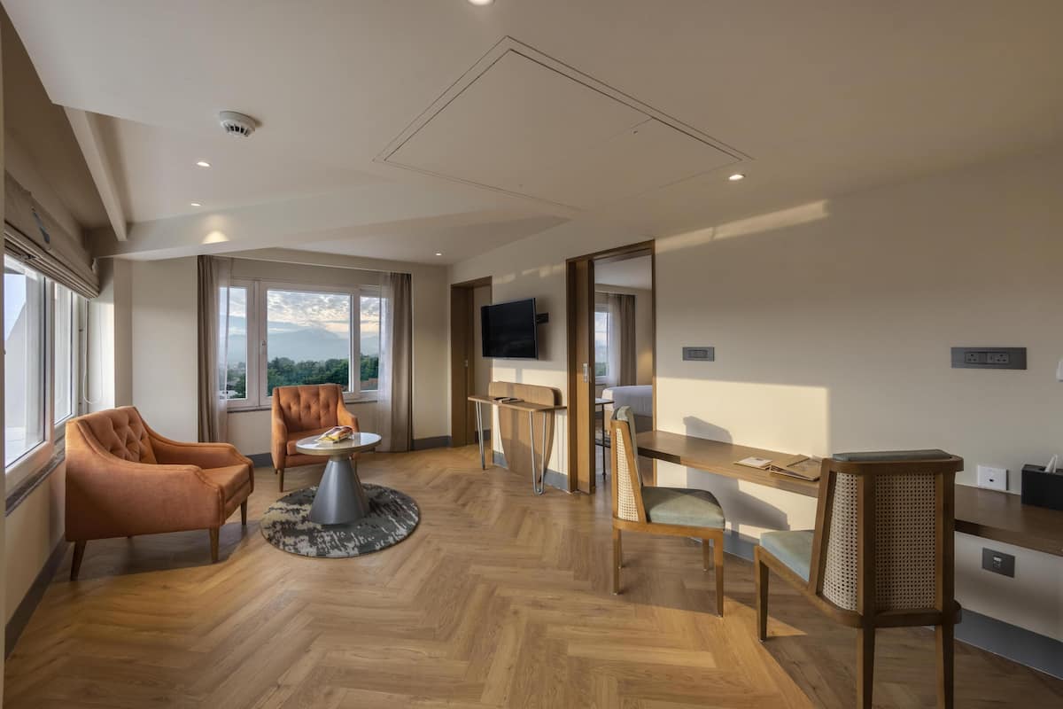 ميني بار ومكتب وستائر تعتيم ومكواة/لوح كي