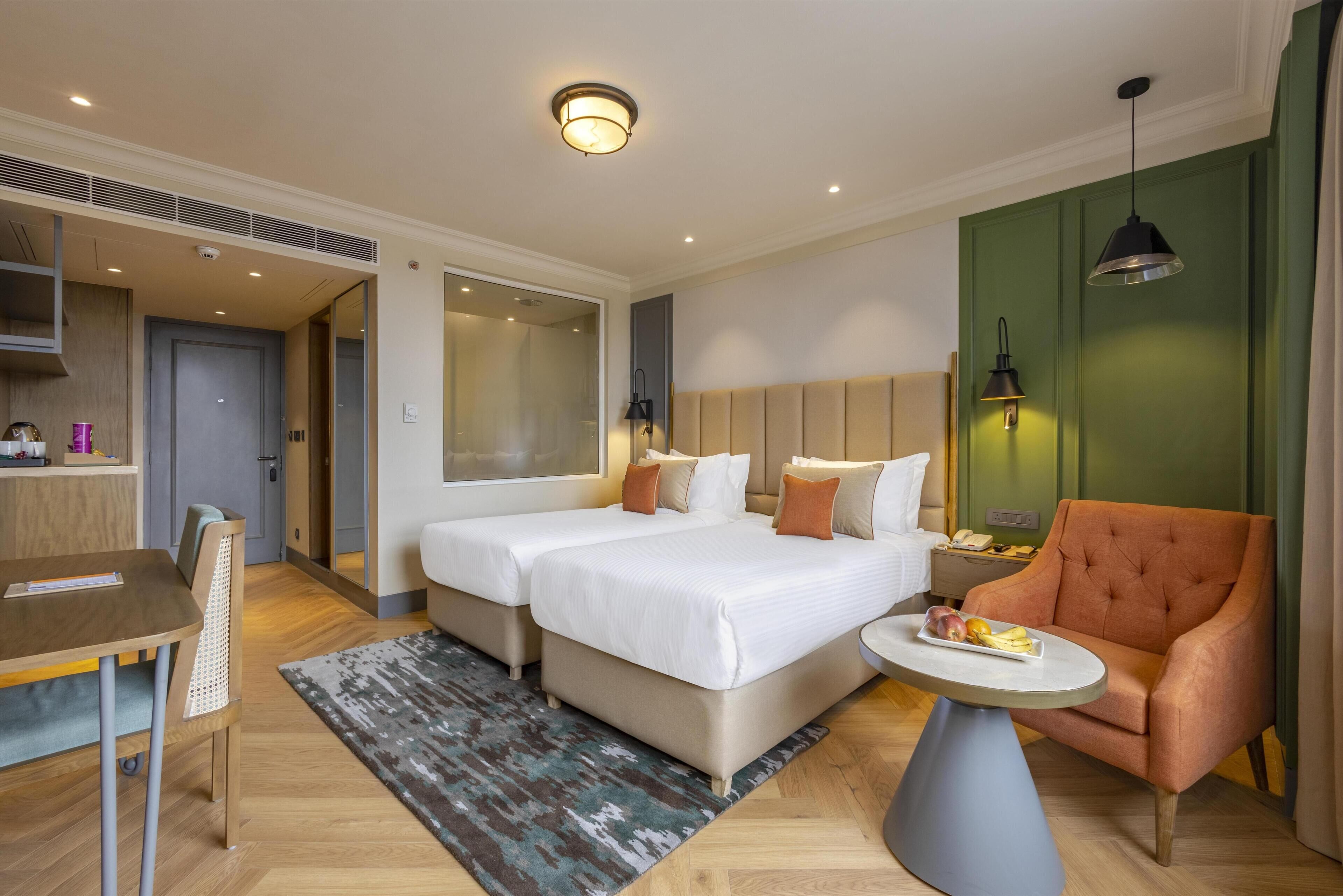 Minibar, escritorio, cortinas blackout y tabla de planchar con plancha 