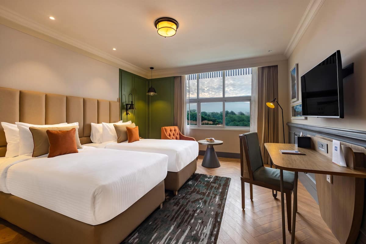 ميني بار ومكتب وستائر تعتيم ومكواة/لوح كي