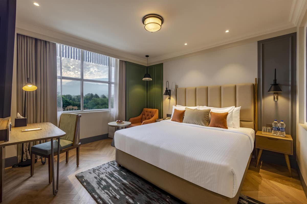 ميني بار ومكتب وستائر تعتيم ومكواة/لوح كي