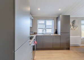 Réfrigérateur, four, plaque de cuisson, grille-pain