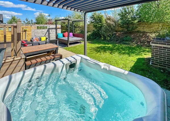 Outdoor spa tub - 1 bedroom accommodation in Raywell, Beverley (Raywell, Beverley)