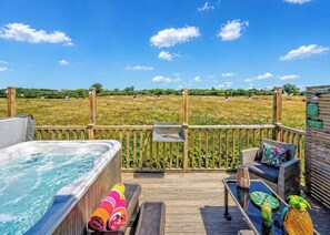 Outdoor spa tub - 1 bedroom accommodation in Raywell, Beverley (Raywell, Beverley)