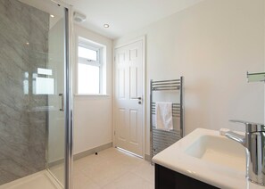 Bathroom - 1 bedroom accommodation in Raywell, Beverley (Raywell, Beverley)