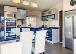 Fridge, microwave, oven, stovetop - Superior Holiday Home 4 (Albury, Guildford)