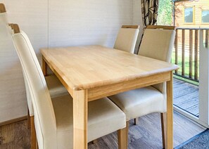 Outdoor dining - Superior Holiday Home 4 (Albury, Guildford)