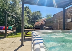 Terrace/patio - Spa Radiance (EV charger) (Raywell, Beverley)