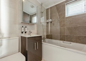 Une salle de bain moderne équipée d’une douche, de toilettes et d’un lavabo.
