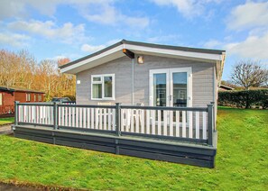 Exterior - 3 bedroom accommodation in Milford-on-Sea, Nr Lymington (Milford-on-Sea, Nr Lymington)
