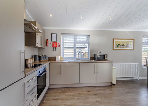 Fridge, oven, stovetop, toaster - Spa Jubilation (Pet Garden) (Raywell, Beverley)