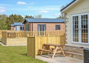 Unclassified image, 3 of 11, button - Well presented luxury lodge with two doubles, one with en suite shower. (Hutton Rudby, Yarm)