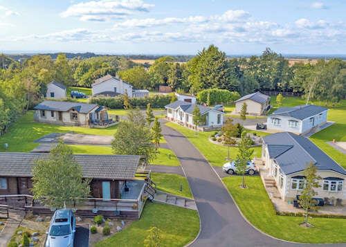 Well presented luxury lodge with two doubles, one with en suite shower.