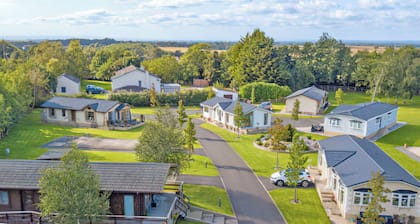 Well presented luxury lodge with two doubles, one with en suite shower.