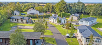 Well presented luxury lodge with two doubles, one with en suite shower.