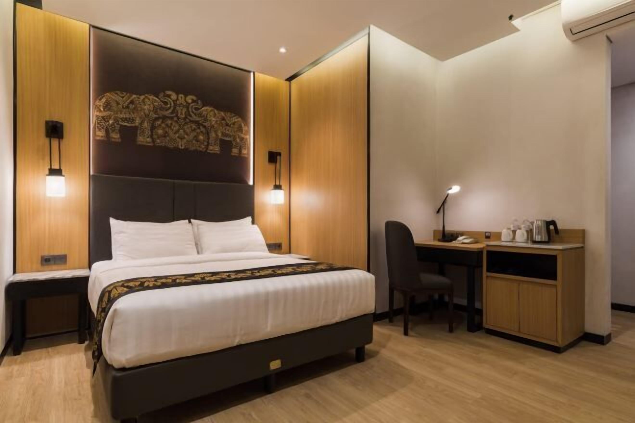 Ropa de cama de alta calidad y caja de seguridad en la habitación 