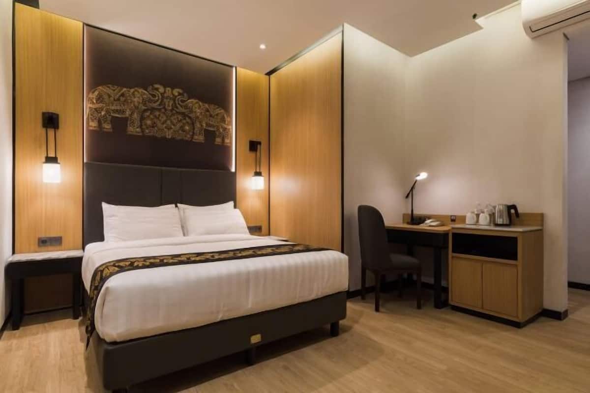 Ropa de cama de alta calidad y caja de seguridad en la habitación