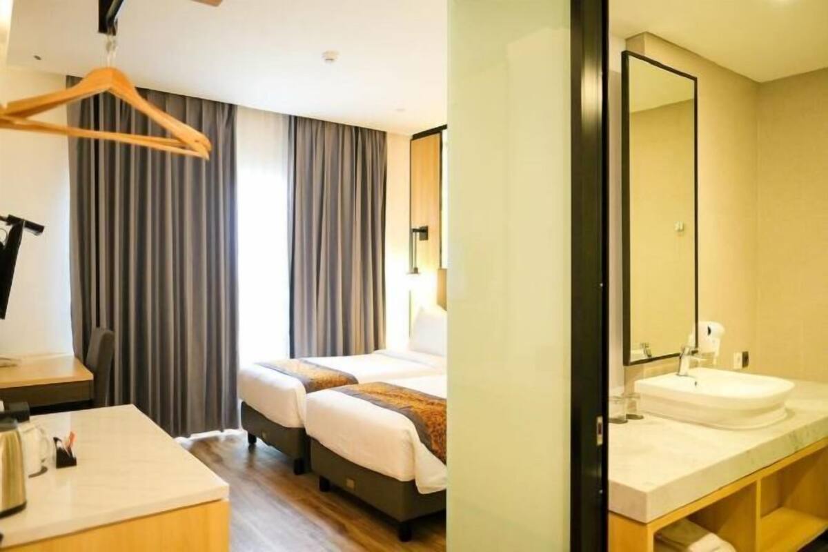 1 bedroom, premium bedding, in-room safe, laptop workspace
