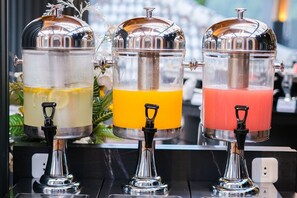 Se ofrece un desayuno bufé (150000 IDR por persona)