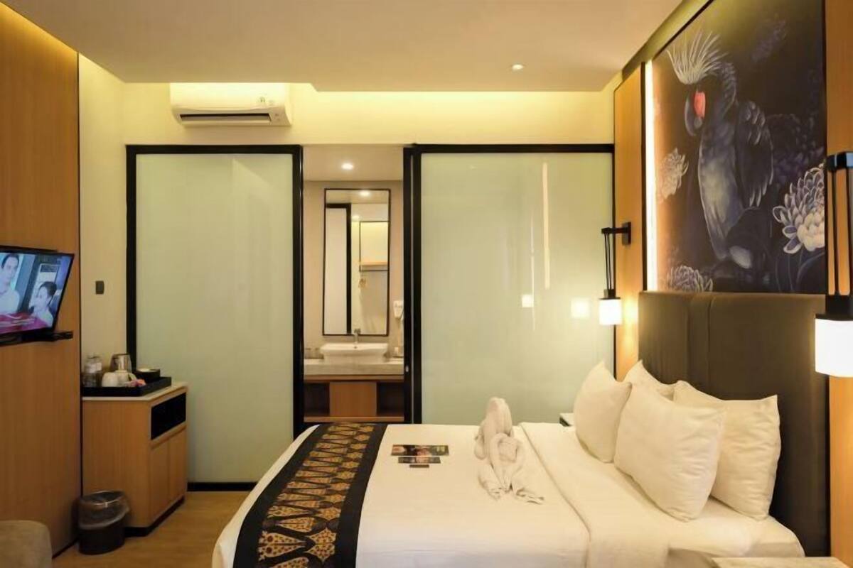 Premium bedding, in-room safe, laptop workspace, blackout curtains